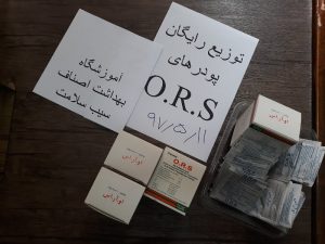 توزیع رایگان پودرهای ORS در بین فراگیران سه دوره آموزشی در آموزشگاه بهداشت اصناف سیب سلامت